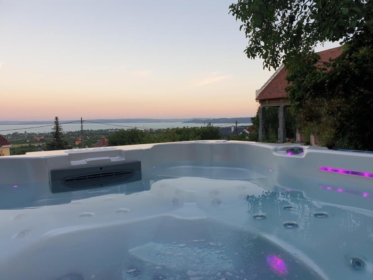 Lakeview Apartments Balatonfuered Bagian luar foto