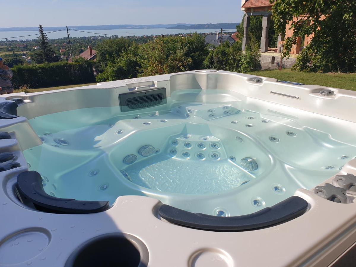 Lakeview Apartments Balatonfuered Bagian luar foto