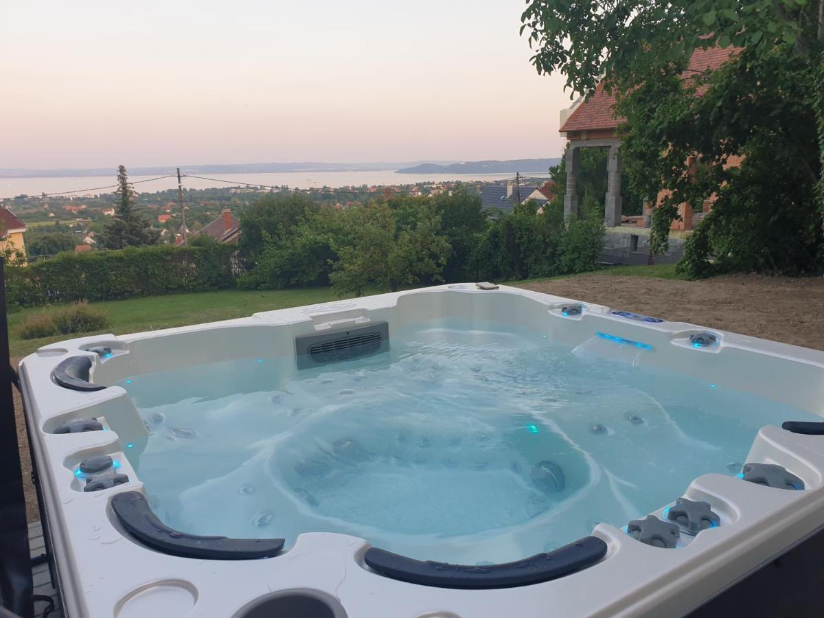 Lakeview Apartments Balatonfuered Bagian luar foto