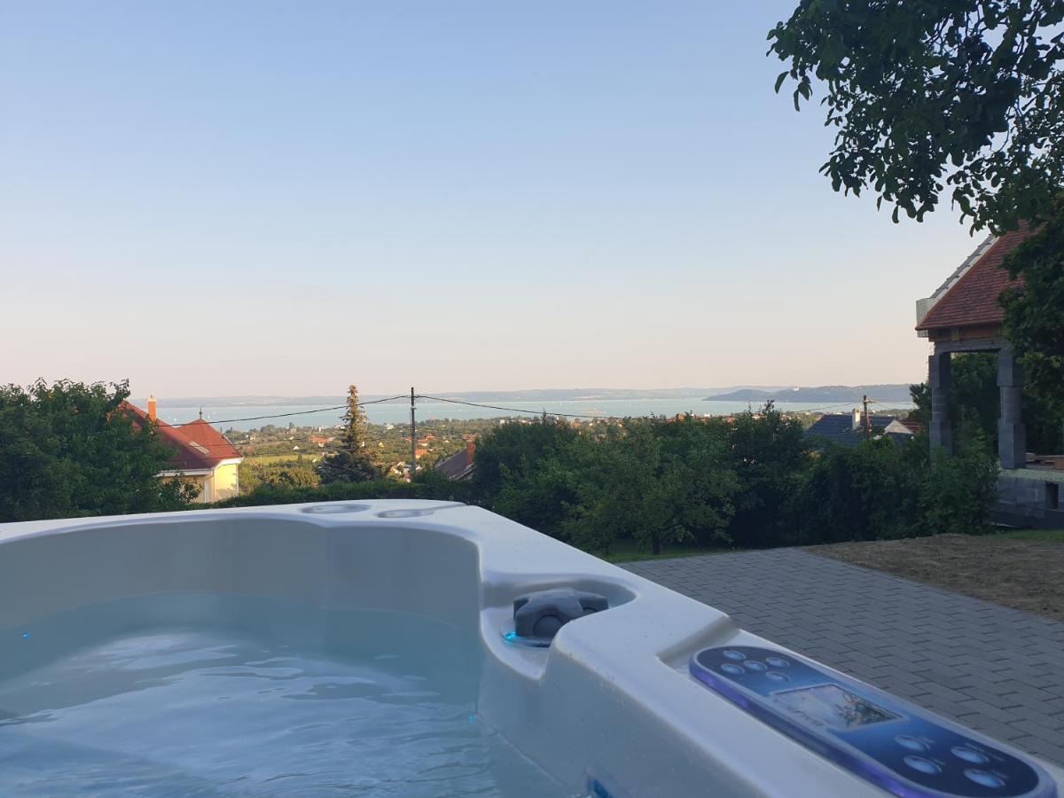 Lakeview Apartments Balatonfuered Bagian luar foto